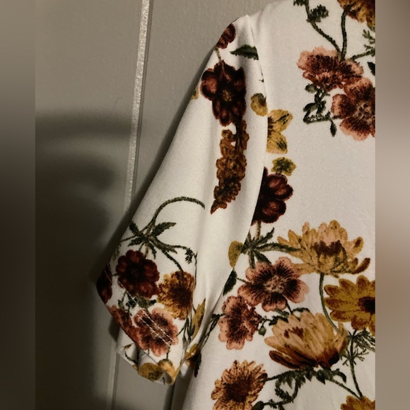 👚(bundle 4 items w/👚for $16) Beautiful flowered top - Picture 4 of 7